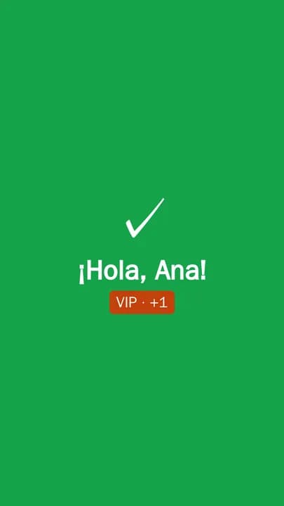 El Lector de acreditación en una pantalla vertical, en verde: «¡Hola, Ana!» y «VIP · +1»