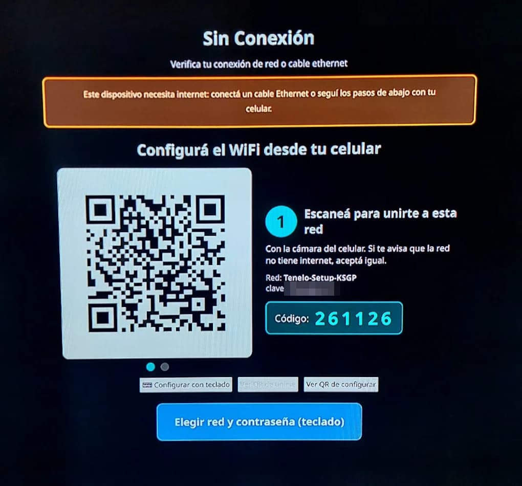 Foto de una pantalla con la App Reproductor sin conexión: el paso 1, un código QR grande para unirse a la red temporal del equipo, con el nombre de la red y el código de seis dígitos