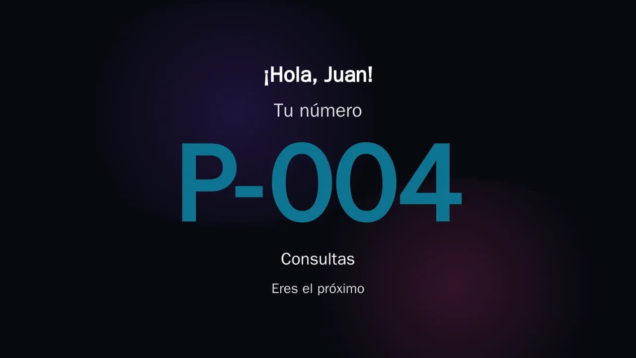 Después de validar con el sistema del cliente, el tótem saluda «¡Hola, Juan!» y muestra su número