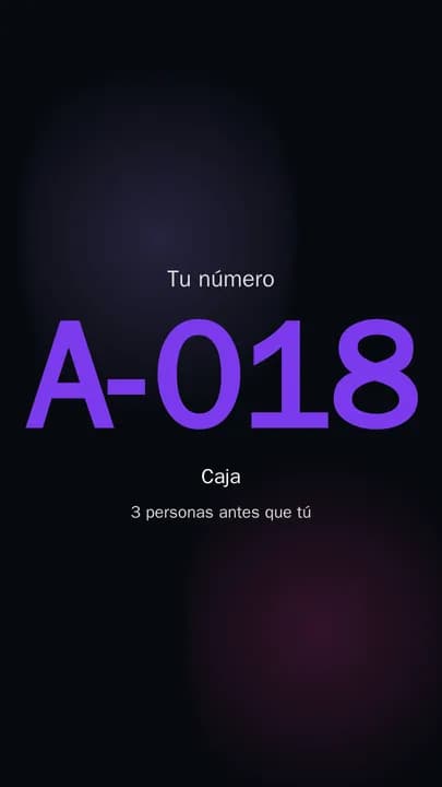 El tótem muestra «Tu número A-018», la fila Caja y «3 personas antes que tú»